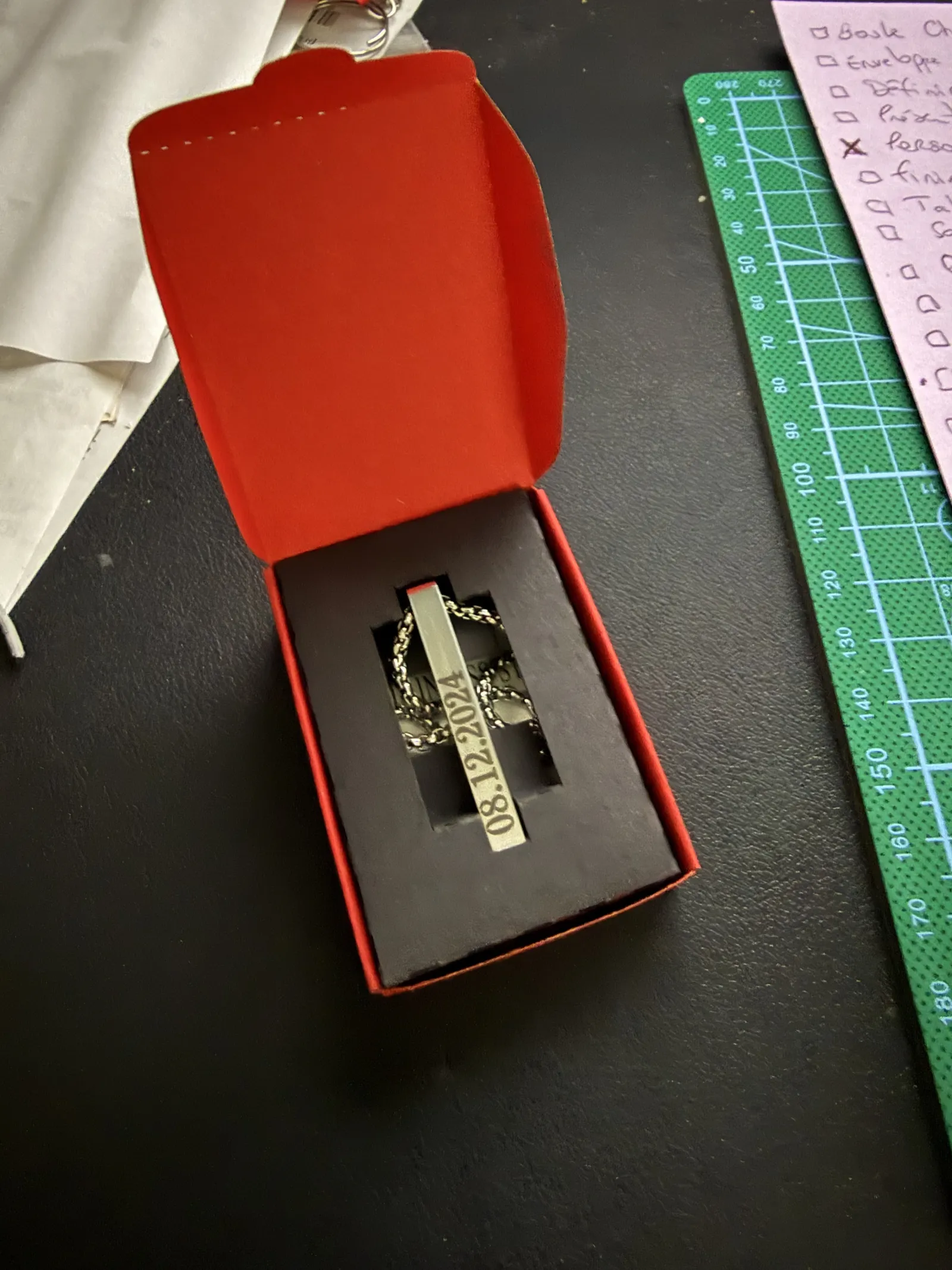 Marquage laser sur métal : collier gravé personnalisé