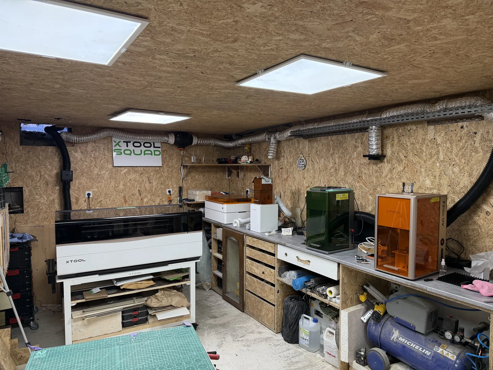 Vue d'ensemble de l'atelier KreativPM à Villeurbanne, machines de gravure et plan de travail