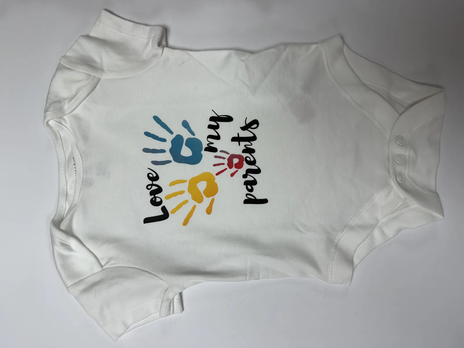 Body bébé personnalisé avec des empreintes de mains colorées, cadeau de naissance