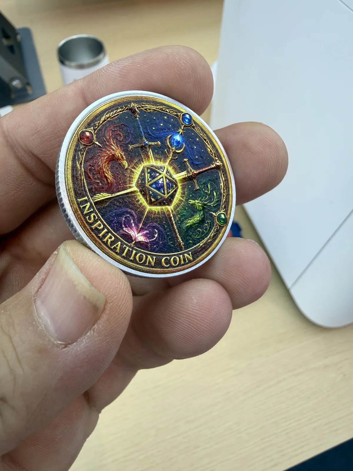 Médaille en métal imprimée en couleur sur O1 Omni, tenue dans la main