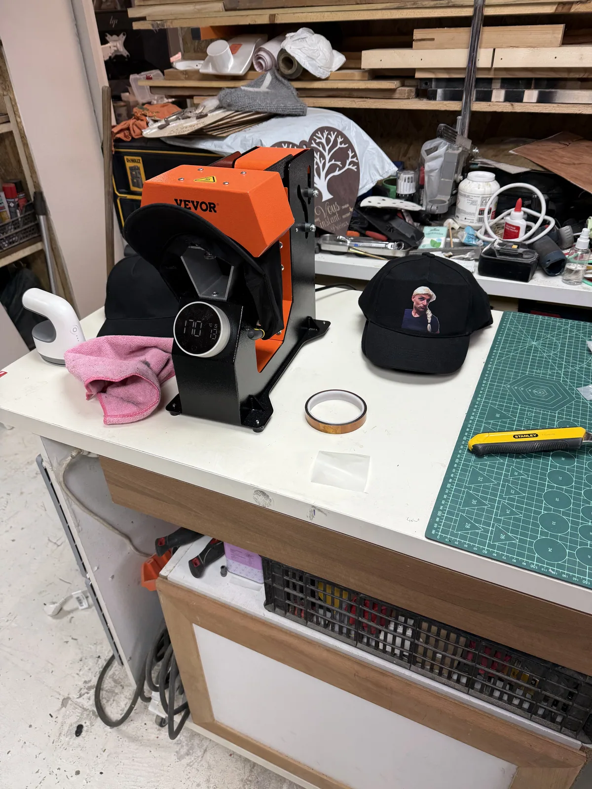 Casquette en cours de personnalisation sur la presse textile de l'atelier