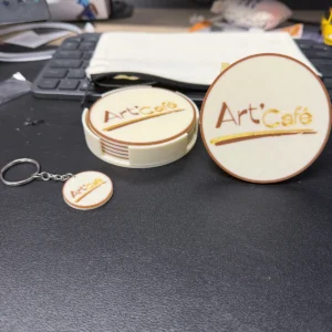 Sous-verres en bois gravés et porte-clés au logo d'un café