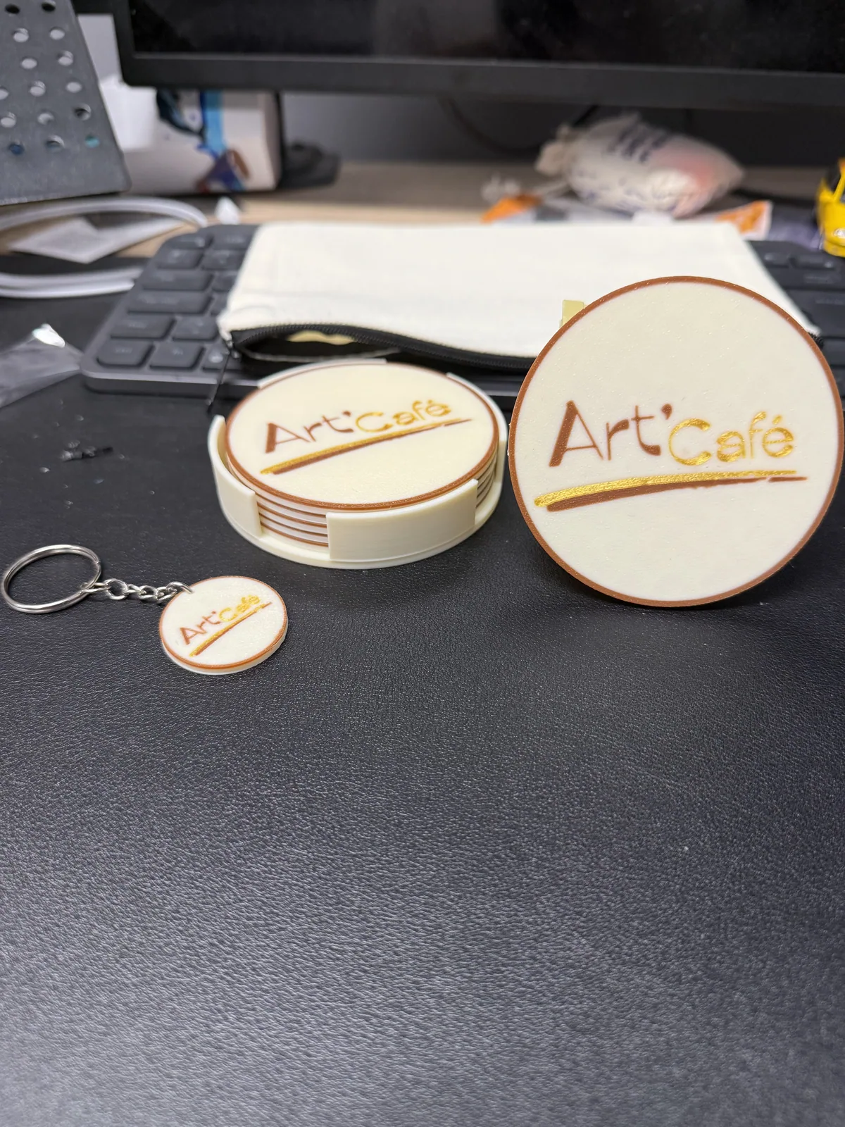 Sous-verres en bois gravés et porte-clés au logo d'un café